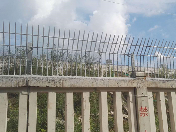 高鐵加高防護(hù)柵欄圖片2 高鐵加高防護(hù)柵欄圖片2